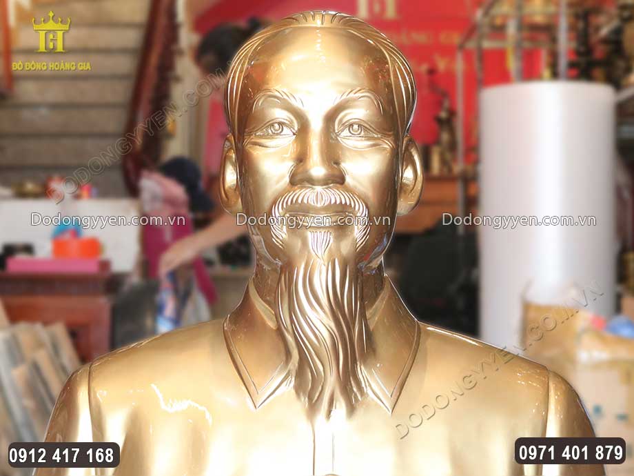 Gương mặt uy nghi&ecirc;m m&agrave; v&ocirc; c&ugrave;ng nh&acirc;n hậu của B&aacute;c được chạm khắc sắc n&eacute;t, tinh tế